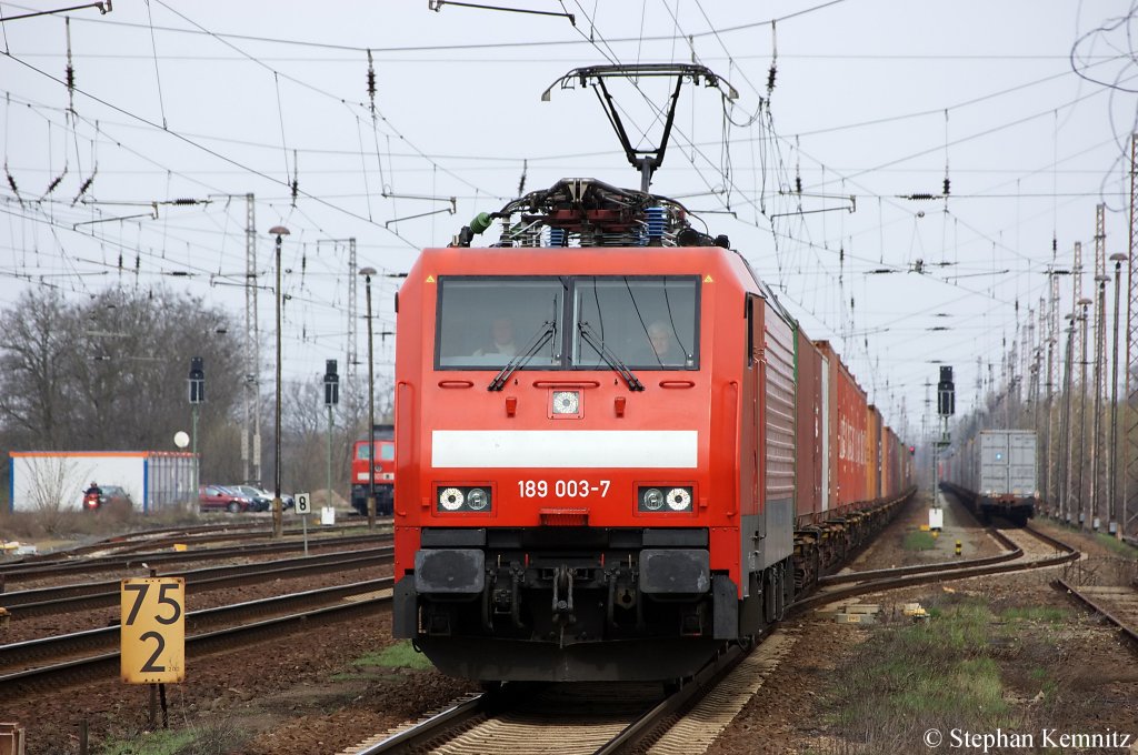 189 003-7 mit Containerzug in Priort in Richtung Marquardt unterwegs. Netten Gru zurck! 05.04.2011