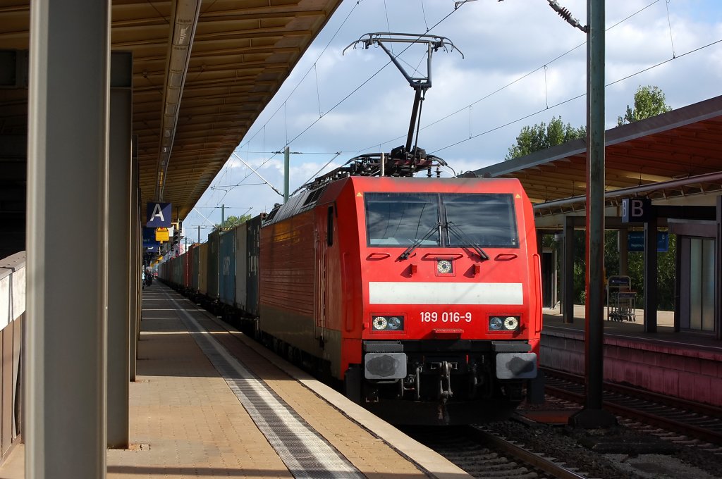 189 016-9 mit einem Containerzug in Braunschweig. 15.09.2010