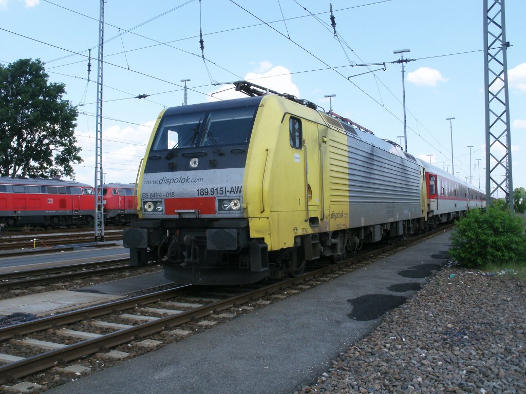 189 915(ES64 F4-015) mit einem Nachtzug,am 12.Juni 2011,in Berlin Grunewald.