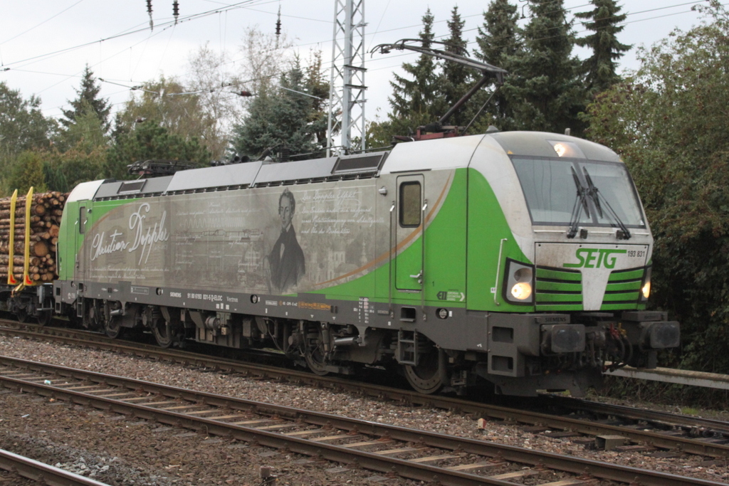 193 831 mit Holzzug von Rostock-Bramow nach Stendal-Niedergörne via Borstel Kr.Stendal bei der Ausfahrt in Rostock-Bramow.25.09.2017