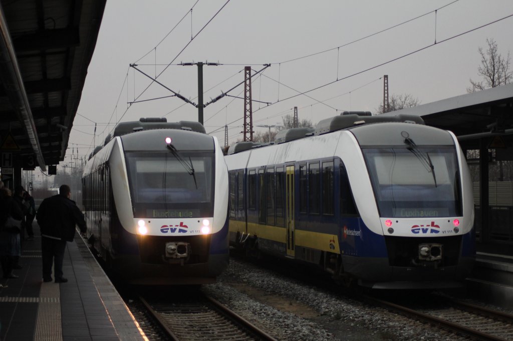 2 EVB Lint 41 in Bremerhaven Hbf am 23.12.2011 der Lint mit Fernlicht ist der VT 113 der Andere ist der VT 111. 