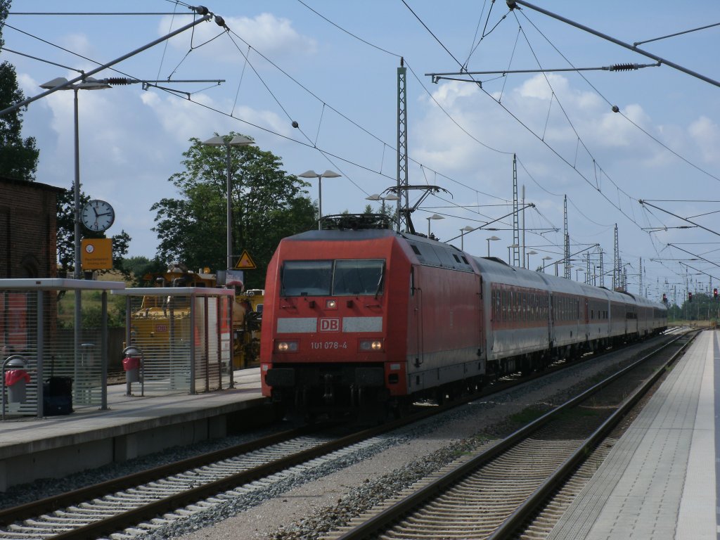 20 Minuten lnger waren die Reisenden mit dem Nachtzug aus Zrich am 04.August 2012 unterwegs.Hier erreichte Nz gezogen von 101 078-4 den Bahnhof Bergen/Rgen und fuhr weiter nach Binz.