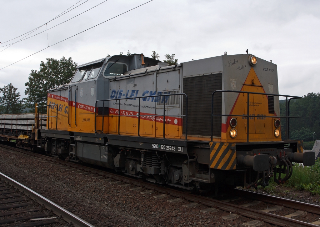 
203 005  Starker Anton  (92 80 1202 624-3 D-DLI) der Die-Lei GmbH (Kassel) rangiert am 30.07.2011 in Wilnsdorf-Rudersdorf (KBS 445) einen Schwellenzug. Die Betreiberbezeichnung 203 005 ist eigentlich nicht richtig, denn laut NVR-Nr. ist es die 202 624-3, es ist keine zur 203 umgebaute V 100.1.

Die Lok vom Typ V 100.1 (DR) (Bauart B'B'-dh) wurde 1972 von LEW unter der Fabrik-Nr. 13500 gebaut. Auslieferung erfolgte als 110 461-1, 1982 Umbau in 112 461-9, 1992 Umzeichnung in 202 461-0, 1997 Ausmusterung bei der DB. 2002 ging an NVAG - Nordfriesiche Verkehrsbetriebe AG als 203.005, bis sie 2007 an die Die-Lei ging hatte sie mehre Stationen teil als Mietlok.