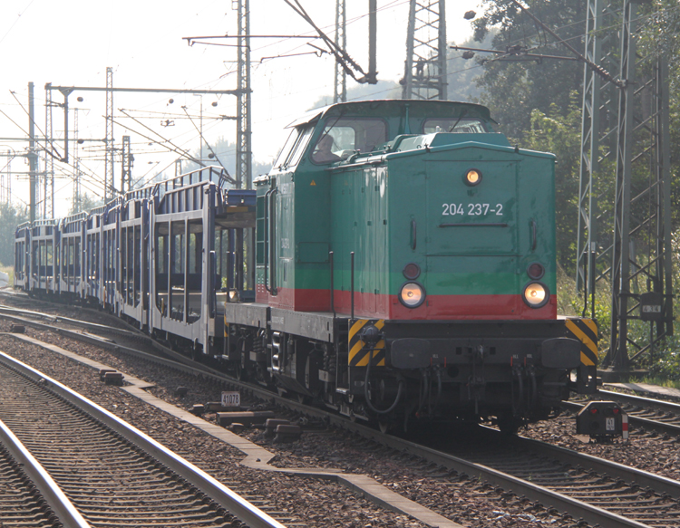 204 237-2 mit leeren Autowagen von Cuxhaven nach Leipzig bei der Ausfahrt in Hamburg-Harburg.03.09.2011