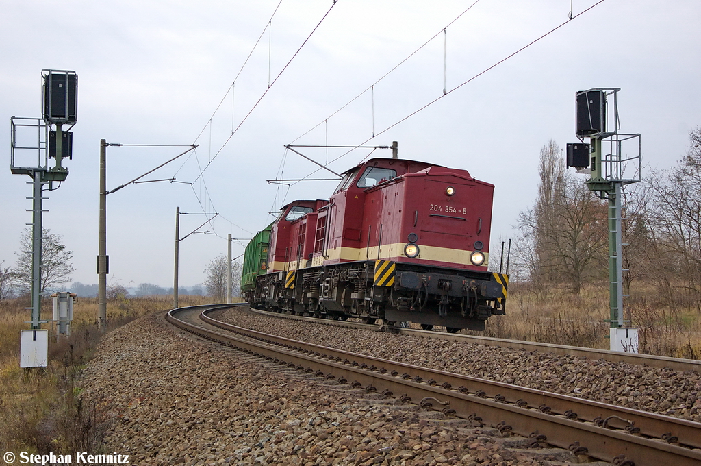 204 354-5 (202 354-7) & 204 347-9 (202 347-1) MTEG - Muldental Eisenbahnverkehrsgesellschaft mbH mit einem leeren Holzzug in Stendal(Wahrburg) und fuhren zum Gterbahnhof weiter, um dort um zusetzen. Nach dem umsetzen fuhren sie in Richtung Wolfsburg weiter. Einen Gru an den Tf! 23.11.2012