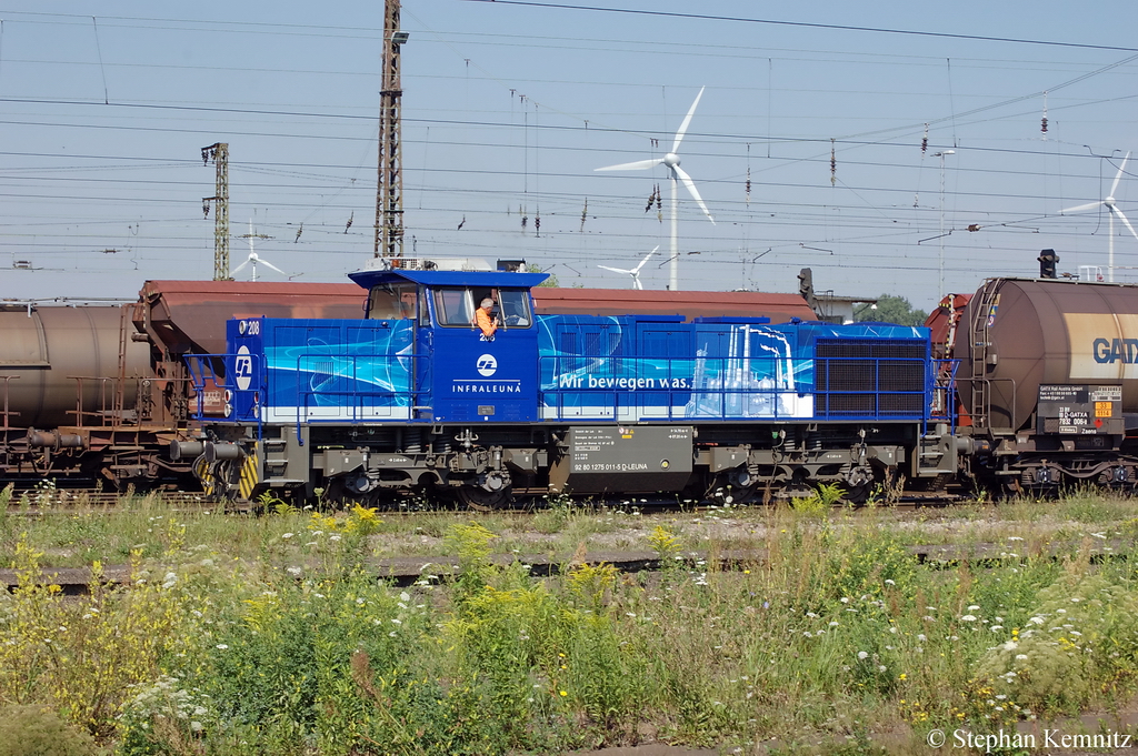 208 (275 011-5) InfraLeuna GmbH beim rangieren von Kesselwagen in Grokorbetha. 26.07.2011