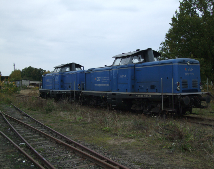 212 272-9+212 054-1 von der Eisenbahngesellschaft Potsdam abgestellt im Bahnhof Pritzwalk.(17.10.10)