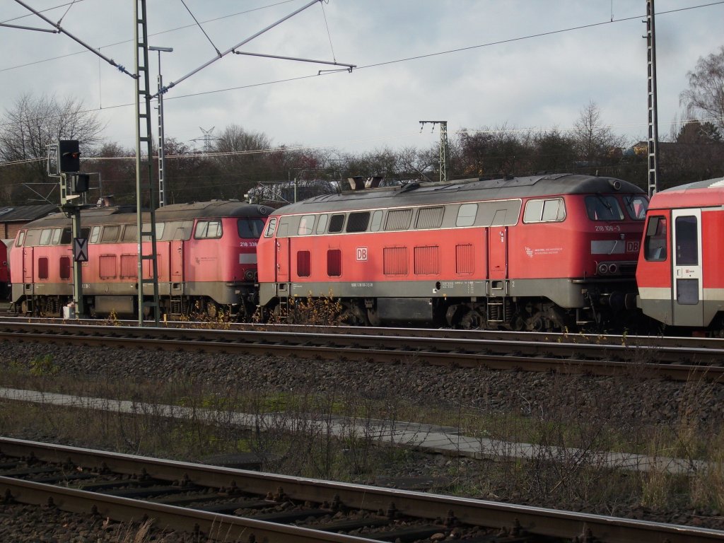 218 106 und 218 338 am 28.November 2009 im damaligen Bh Lbeck.