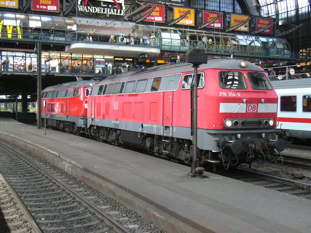 218 314 und 218 322 warten am 05.Juni 2010 in Hamburg Hbf auf ihren Zug.