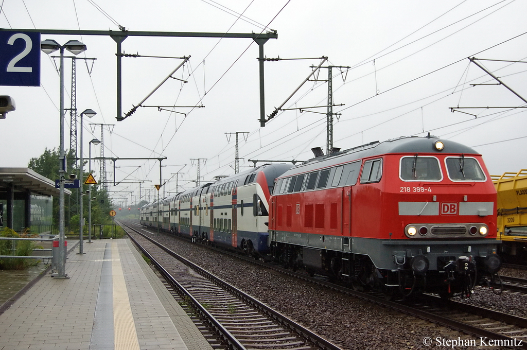 218 399-4 zieht den Doppelstocktriebzug 511 001 durch Golm und fuhren in Richtung Werder(Havel) weiter. 30.07.2011