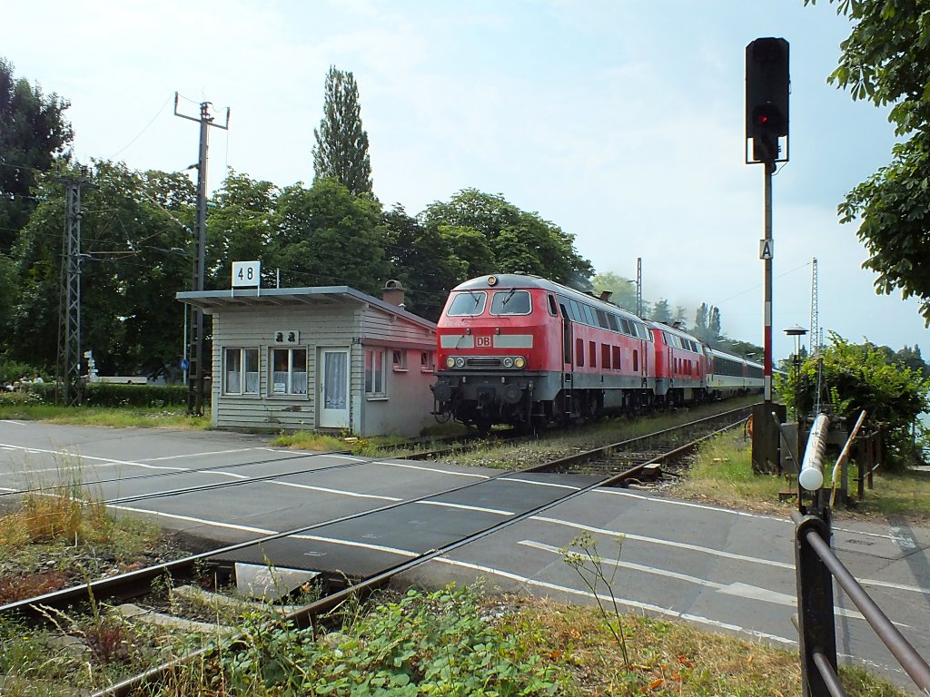 218 404 und 426 bespannen am 24.7.13 einen Eurocity auf der Fahrt nach Mnchen Hauptbahnhof, hier an der klassischen Fotostelle am Schrankenposten Nr.48 in Lindau.