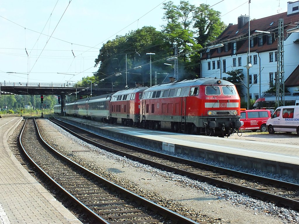 218 419 und 433 erreichen am 23.7.13 mit EC 196 (Mnchen-Zrich) Lindau Hauptbahnhof. Die beiden Loks werden hier abgekuppelt und gegen eine Lok der SBB-Baureihe Re421 ersetzt.