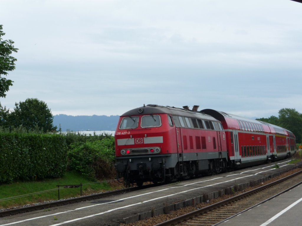 218 427 schiebt einen IRE aus Ulm in Richtung Lindau. 07.07.2009, Nonnenhorn am Bodensee.