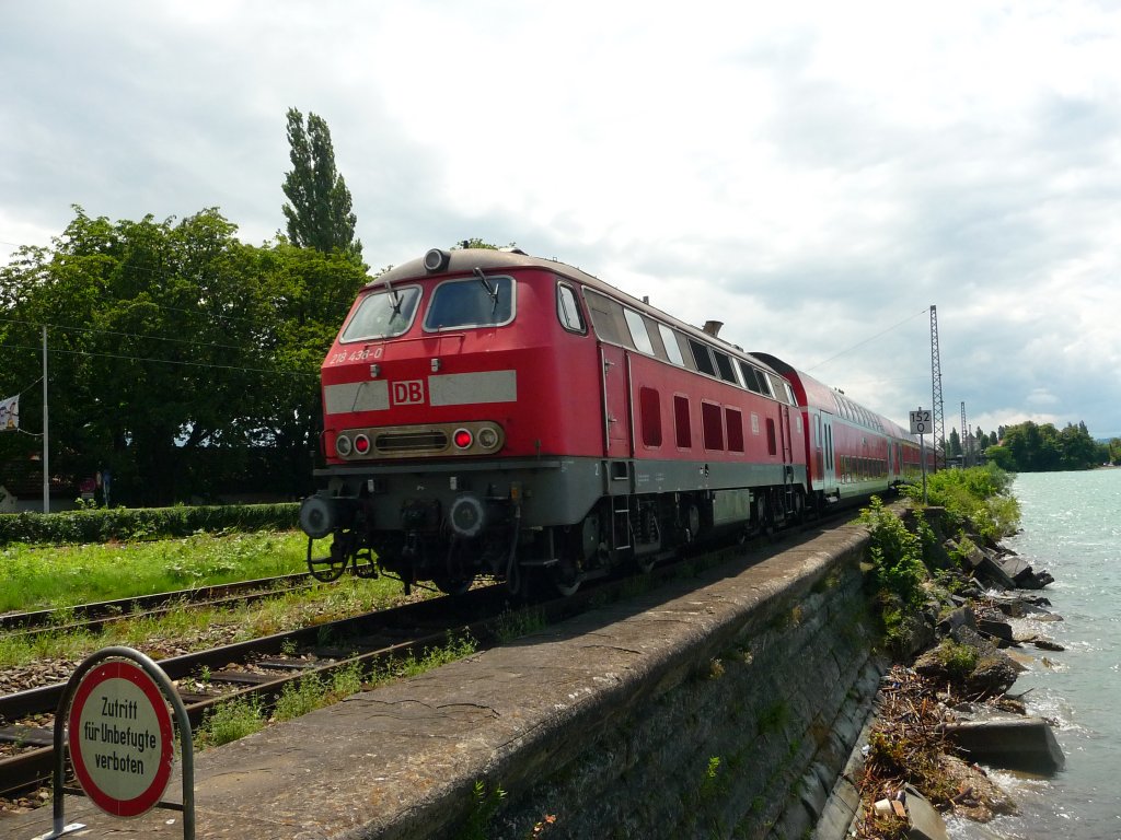 218 438 befhrt am 12.07.2012 den Bodenseedamm in Lindau.