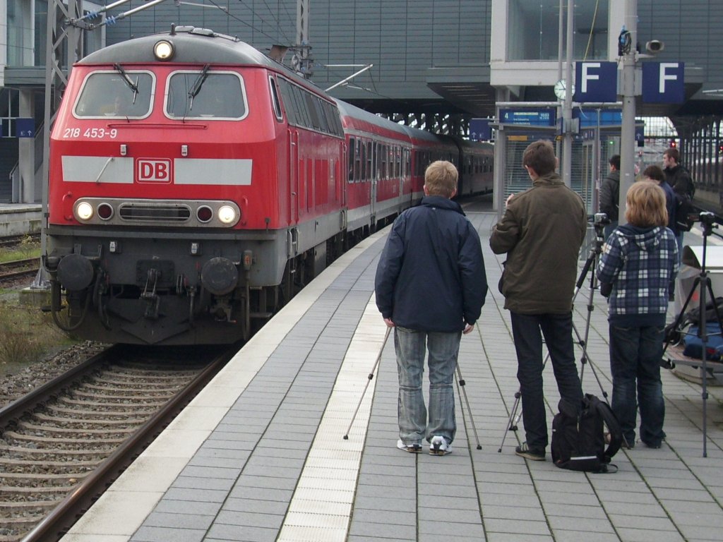 218 453 am 28.November 2009 bei der Ausfahrt aus Lbeck.Auch Stefan lie  sich nicht stren beim filmen der Ausfahrt.