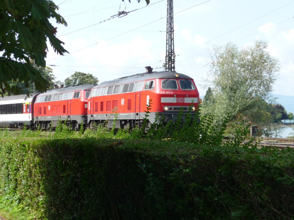 218 463 und eine Schwester befrdern einen Eurocity von Lindau nach Mnchen, hier auf dem Bodenseedamm in Lindau.