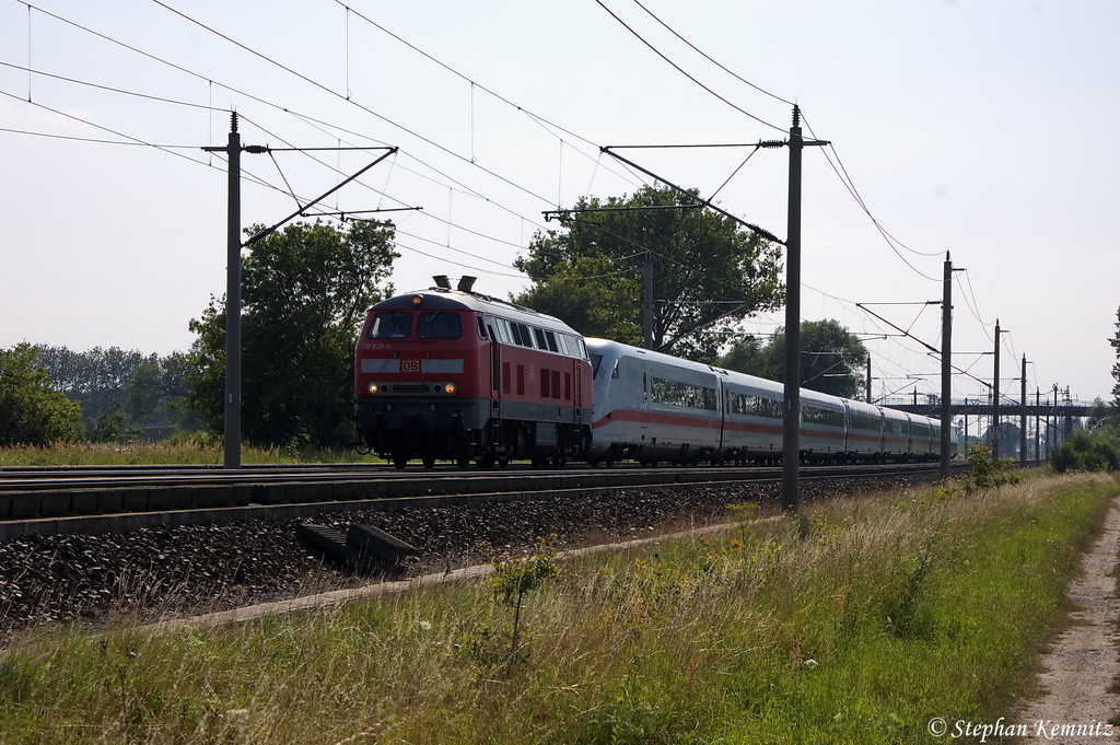 218 839-9 DB Fernverkehr AG mit ICE 2 (402 016-0)  Dessau  bei Rathenow und fuhr den ICE nach Berlin zurck. 25.07.2012