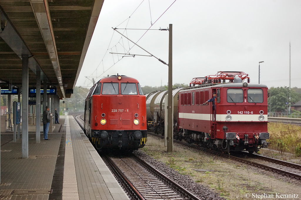 228 757-1 & 142 110-6 der EBS - Erfurter Bahnservice GmbH in Rathenow. 11.10.2011