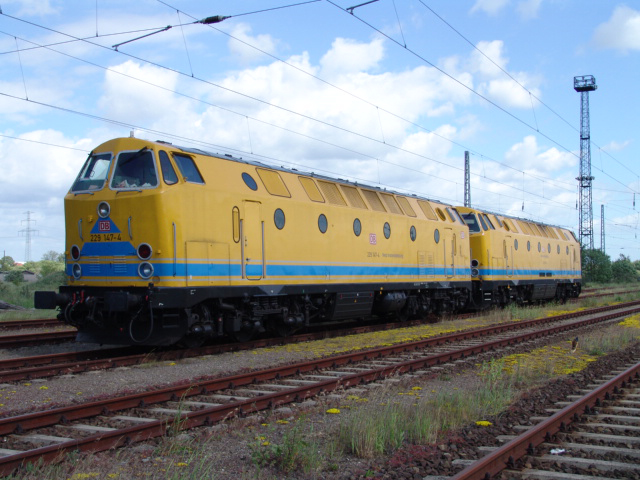 229 147-4+229 181-3 von DB Netz Instandsetzung abgestellt in Hp Rostock-Dierkow(WRSS).Aufgenommen am 16.06.04