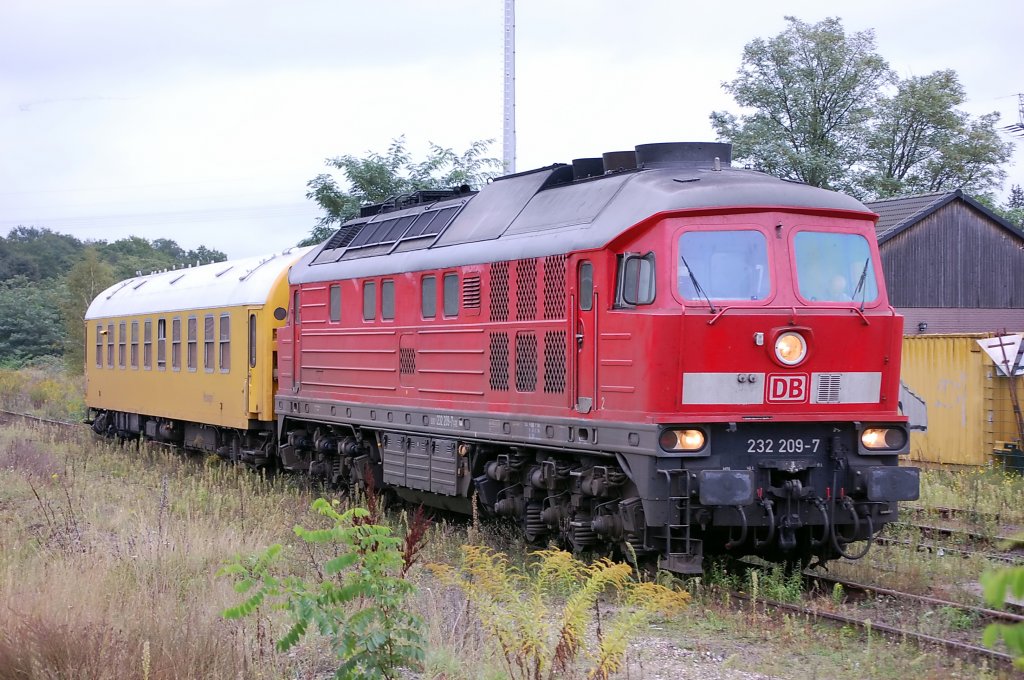 232 209-7 mit einem Funkmesswagen (60 80 09 - 24 200 - 9) steht am dem nicht mehr vorhanden Bahnsteig des Gleis 4 vom Rathenower Bahnhof. Sie kam aus Richtung Brandenburg. Musste in Rathenow umsetzen was bald 30min gedauert hat und ist nach der Einfahrt der MR51 in Richtung Stendal abgefahren. 28.09.2010