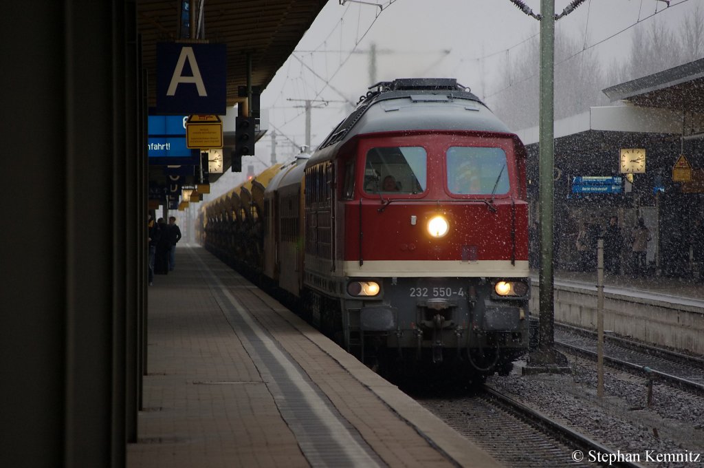 232 550-4 von der DGT mit einem Bauzug bei der Durchfahrt in Braunschweig. 26.11.2010