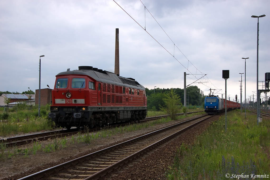 233 233-6 DB Schenker Rail Deutschland AG als Lz aus Brandenburg Altstadt kommend und die 185 522-0 Alpha Trains fr ITL Eisenbahn GmbH mit einem Containerzug, bei der Einfahrt in Rathenow. Beide fuhren in Richtung Wustermark weiter. 03.07.2012