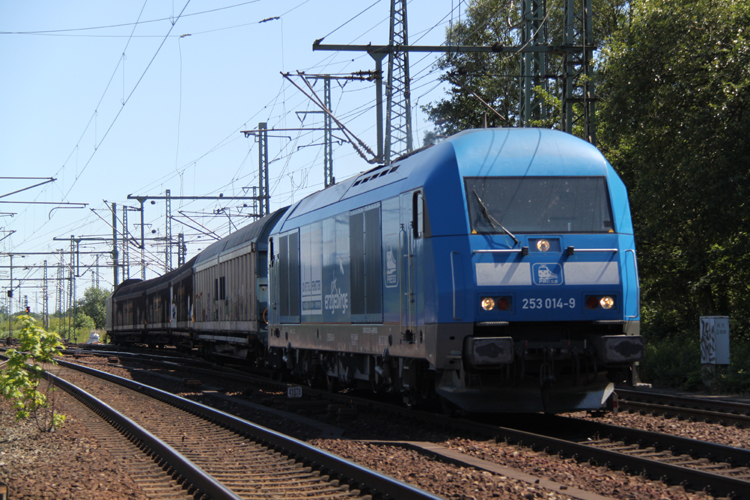 253 014-9 mit Schiebewagen bei der Ausfahrt im Bahnhof Hamburg-Harburg.(04.06.2011)