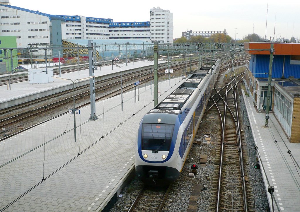 2635 auf Gleis 7. Rotterdam Centraal Station 21-11-2012.

2635 als stoptrein naar Breda. Spoor 7 Rotterdam Centraal Station 21-11-2012.
