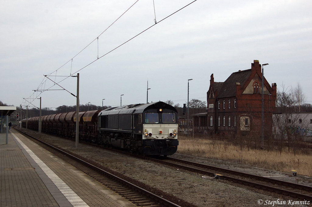 266 114-8 MRCE Dispolok GmbH fr ODIN Logistics AG mit einem Fcs Ganzzug in Rathenow in Richtung Stendal unterwegs. 09.03.2012