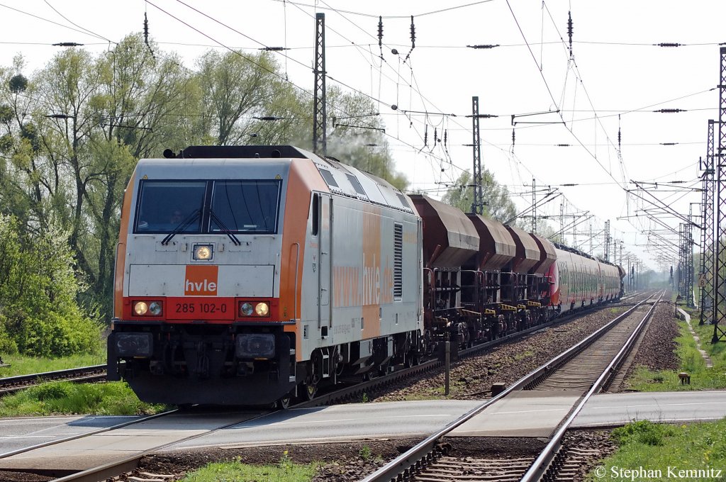 285 102-0 hvle mit einer berfhrungsfahrt von zwei 4-teiligen 442er in Priort in Richtung Hennigsdorf unterwegs. 19.04.2011