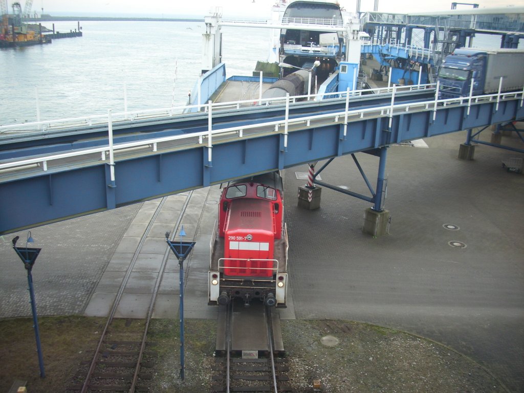 290 591 am 14.November 2009 beim Rangieren im Fhrhafen Sassnitz-Mukran.