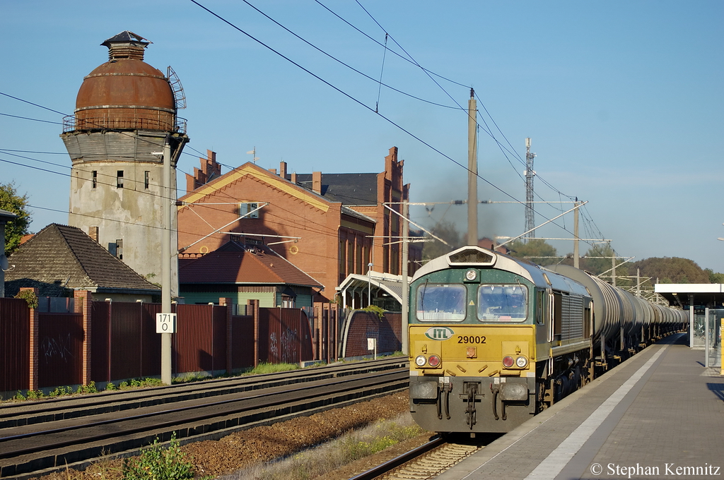 29002 (266 006-6) ITL mit einem Benzin Kesselzug in Rathenow Richtung Stendal unterwegs. 02.10.2011