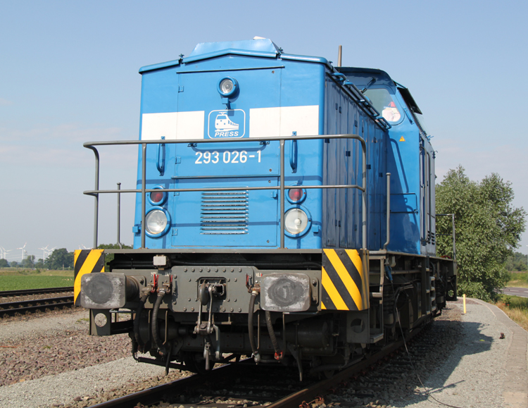 293 026-1 von PRESS-Eisenbahnbau-und Betriebsgesellschaft Pressnitztalbahn GmbH abgestellt in Hhe Stendal-Niedergrne.(11.06.2011)