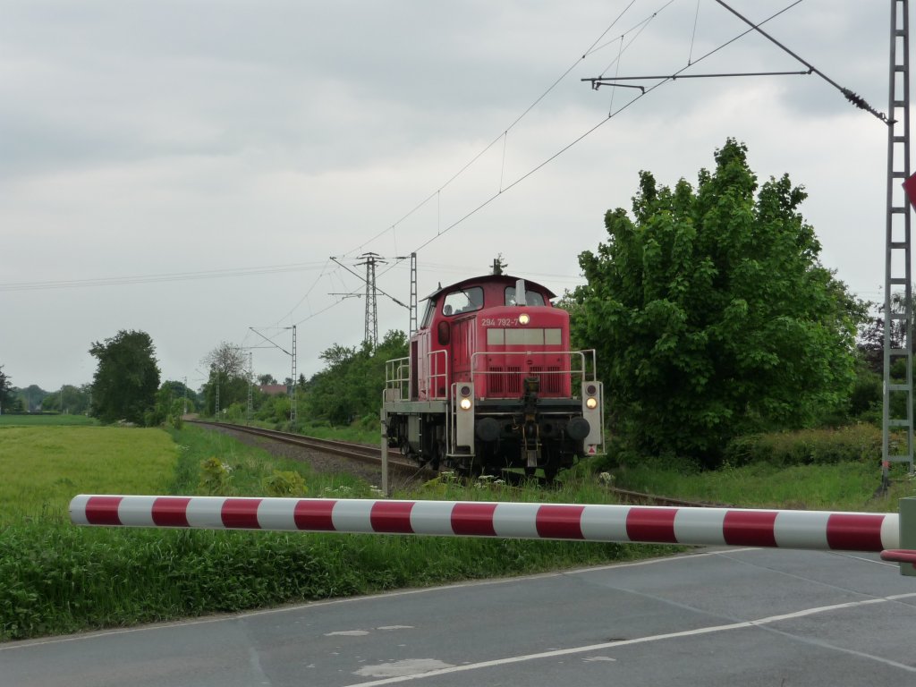 294 792 ist am 18.05.2012 solo nrdlich von Moers unterwegs.