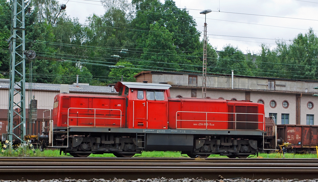 294 866-9 (V 90 remotorisiert) der DB Schenker Rail Deutschland AG steht am 16.07.2012 im Rangierbahnhof Kreuztal. 
Die Lok wurde 1973 bei MaK unter der Fabr.-Nr. 1000641 gebaut und als 290 366-4 geliefert. Die Ausr�stung mit Funkfernsteuerung und Umbezeichnung in 294 366-0 erfolgte 1999, die Remotorisierung mit MTU-Motor 8V 4000 R41 und Umbezeichnung in die heutige Nr. 294 866-9 erfolgte dann 2007.