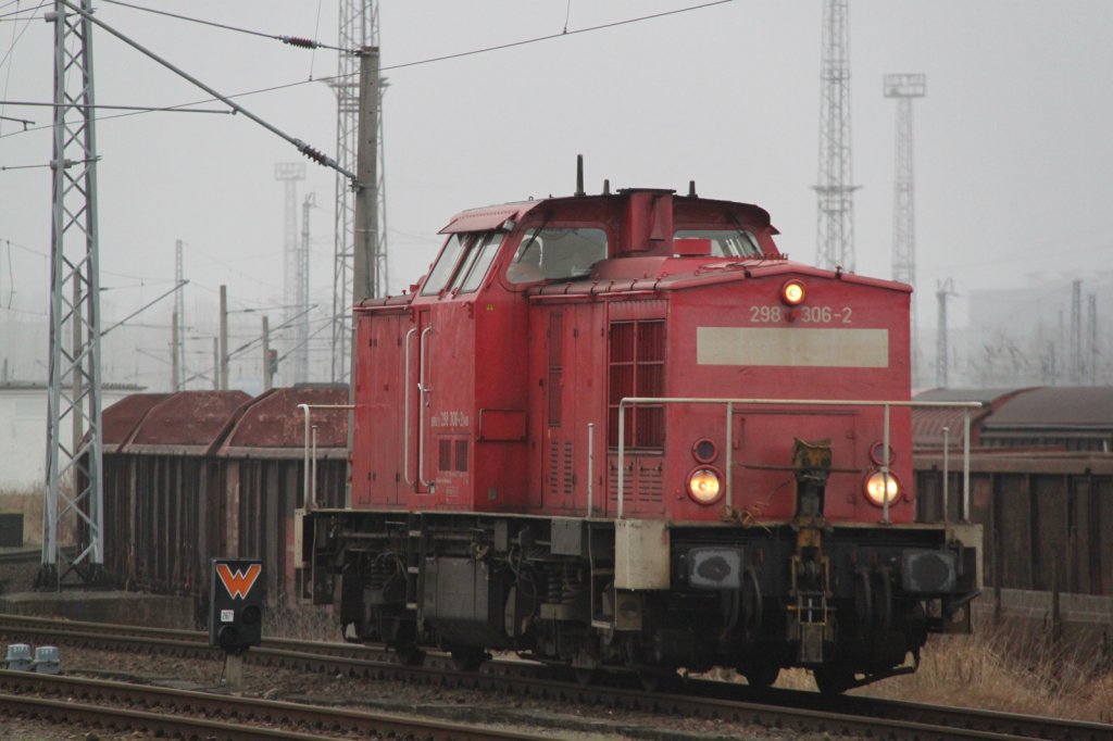 298 306-2 wollte schnell davon fahren aber ein fixer Sprung aus der S-Bahn und ich habe dich doch erwischt.Rostock-Toitenwinkel 01.03.2012