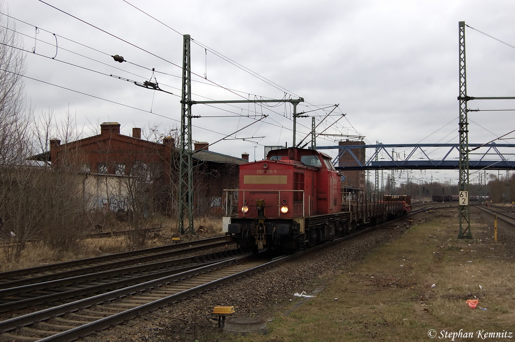 298 319-5 mit einem kurzem Gterzug in Brandenburg und fuhr in Richtung Magdeburg weiter. 13.03.2012