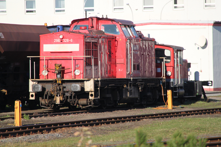 298 326-6+333 006-3 abgestellt im Kombiwerk Rostock-Seehafen.16.10.2011