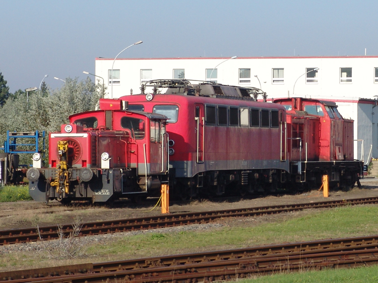 333 673-2,139 250-5 und 298 080-3 abgestllet im Kombiwerk 
Rostock-Seehafen.(09.10.10)