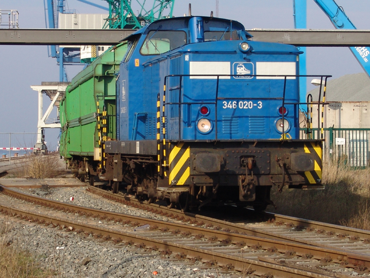 346 020-3 beim Rangieren im Seehafen Rostock.(20.03.10)