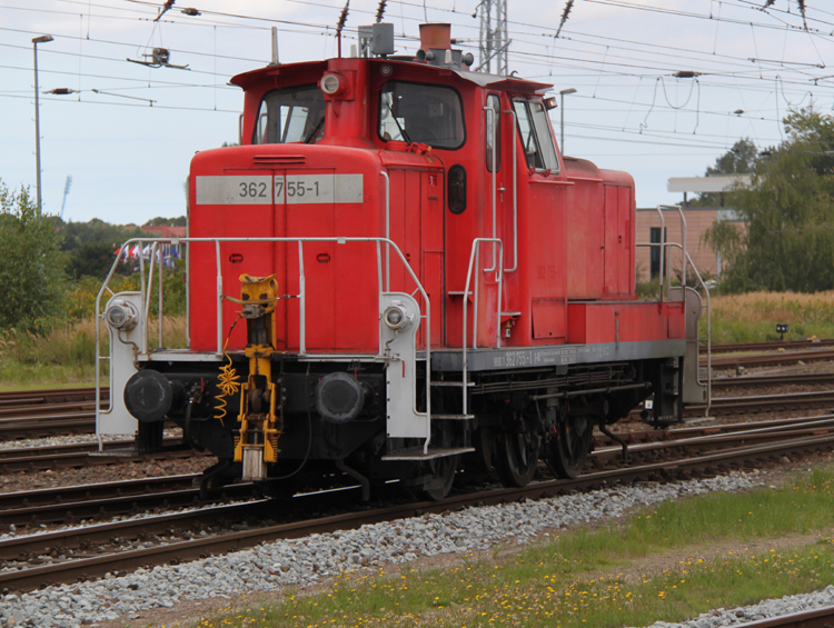 363 755-1 kam am 02.09.2011 sehr fotofreundlich am Fotografen vorbei gefahren im Rostocker Hbf.