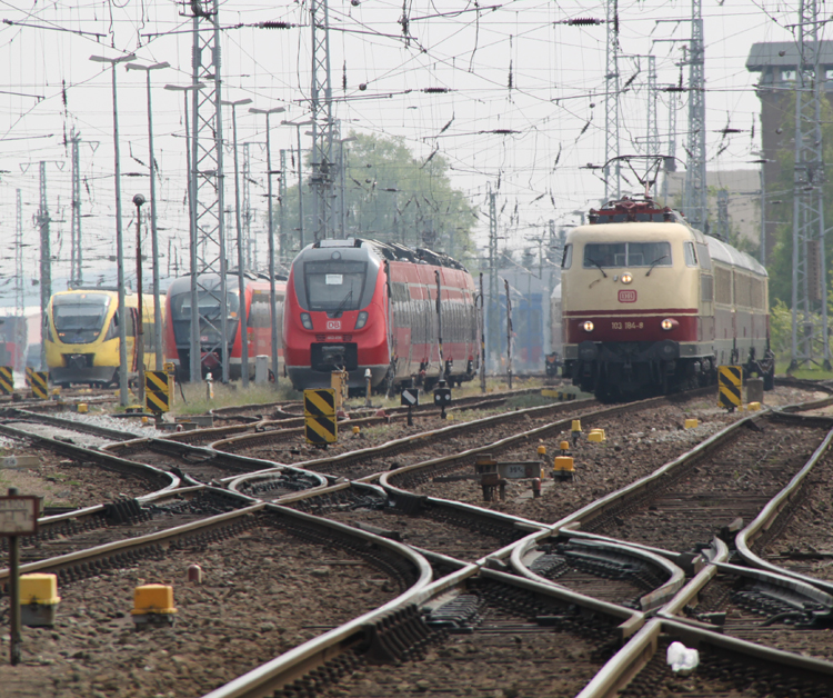 4 auf einen Streich hie es am 11.05.2011 643 112-4,642 727/227 und 442 209 treffen auf 103 184-8 als Sie mit dem TEE von Koblenz Hbf nach Ostseebad Binz im Rostocker Hbf einfuhr.