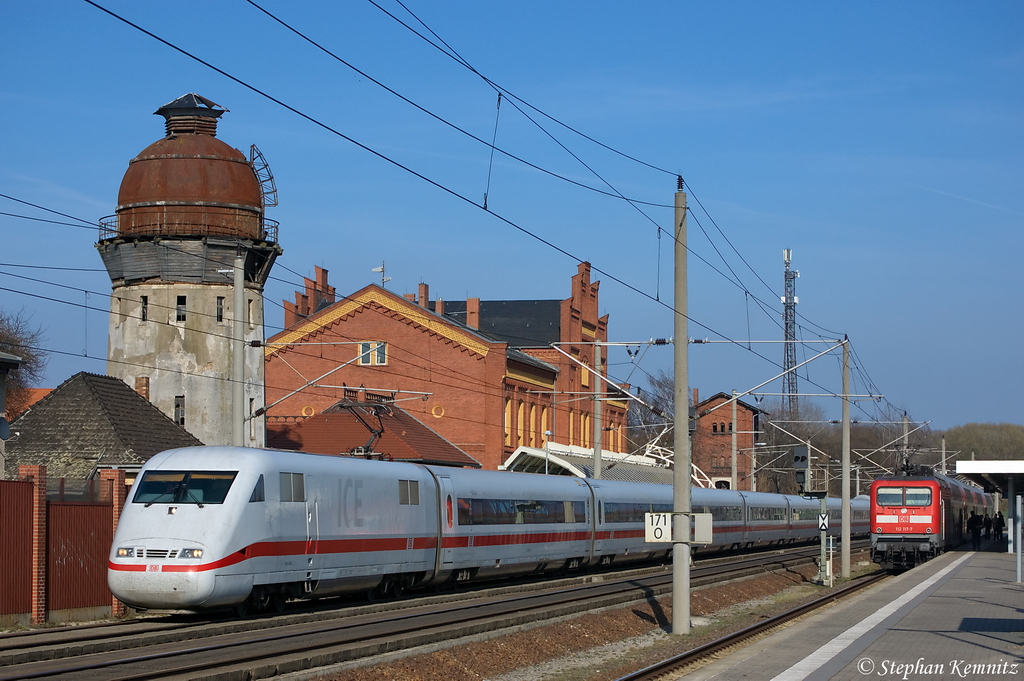 401 052-6  Hanau  als ICE 693 von Berlin Hbf (tief) nach Mnchen Hbf in Rathenow. Wegen einer Oberleitungsstrung im Bereich zwischen Berlin Ostbahnhof und Ostkreuz hatte der ICE zu diesem Zeitpunkt eine Versptung von 20min gehabt. Im Bahnhof steht die 112 117-7 mit dem RE4 (RE 37311) nach Jterbog. Wegen der Oberleitungsstrung kam der Zug mit 30min Versptung an. 28.03.2012