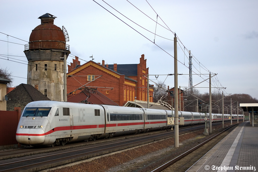 402 026-9  Lutherstadt Wittenberg  als ICE 848 von Berlin Ostbahnhof nach Kln Hbf & 402 017-8  Bergen auf Rgen  als ICE 858 von Berlin Ostbahnhof nach Kln Hbf in Rathenow. Bei Schnhausen(Elbe) riss 402 026 die Oberleitung runter und musste in Stendal auerplanmig halten. 402 026 wurde dann spter von zwei 218er wieder nach Berlin gebracht und 402 017 setzte die Fahrt dann ab Stendal alleine weiter fort. 31.12.2011