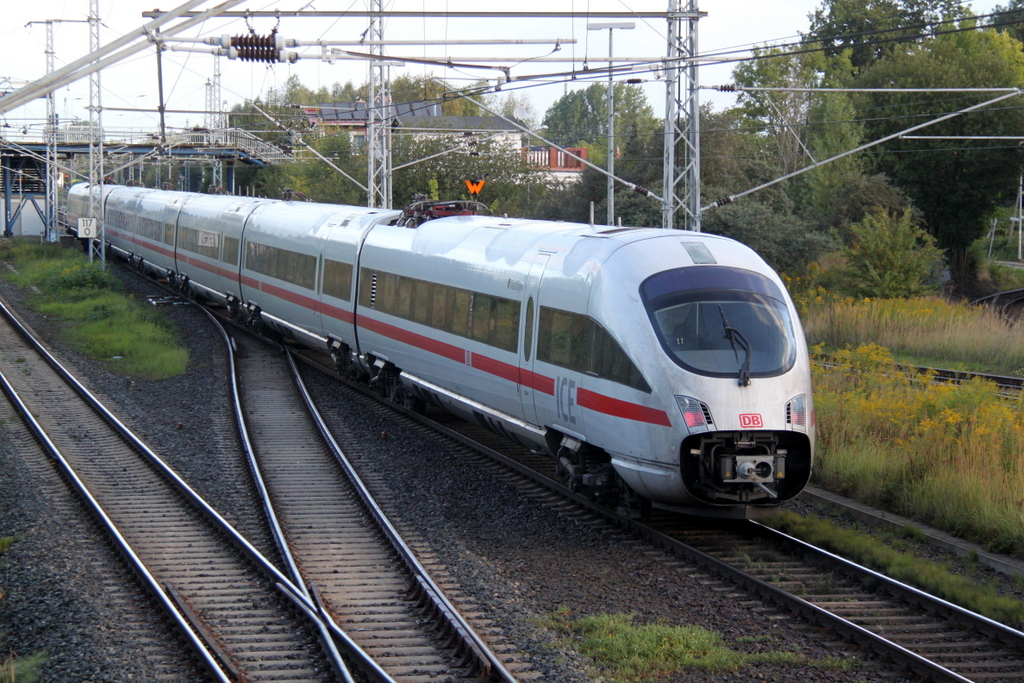 411 028-4 als Leerfahrt von Rostock Hbf nach Warnemnde bei der Durchfahrt in Rostock-Bramow,spter ging es als ICE 1611 zurck nach Mnchen