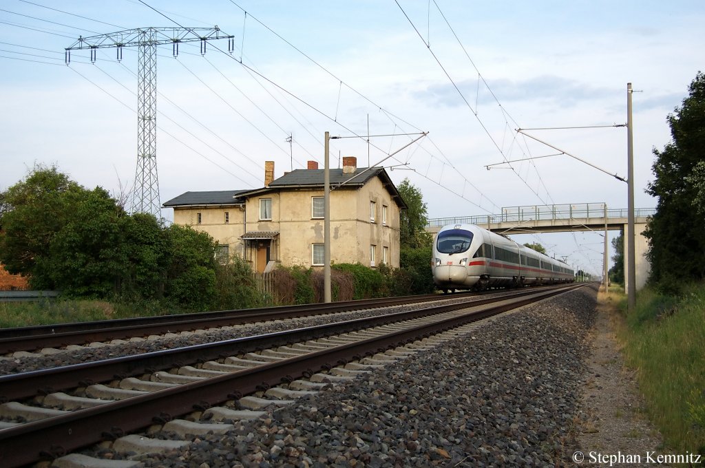 411 530-9  Jena  als ICE 1508 von Leipzig nach Hamburg-Altona in Vietznitz. 15.06.2011