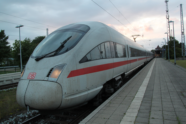 411 584-6(ICE-T Kaiserslautern)als ICE1606 von Mnchen Hbf nach Warnemnde kurz nach der Ankunft in Warnemnde.Auerplanmig musste der Zug auf Gleis 3 einfahren da die Gleise 2,4 und 6 besetzt waren.(27.05.2011)