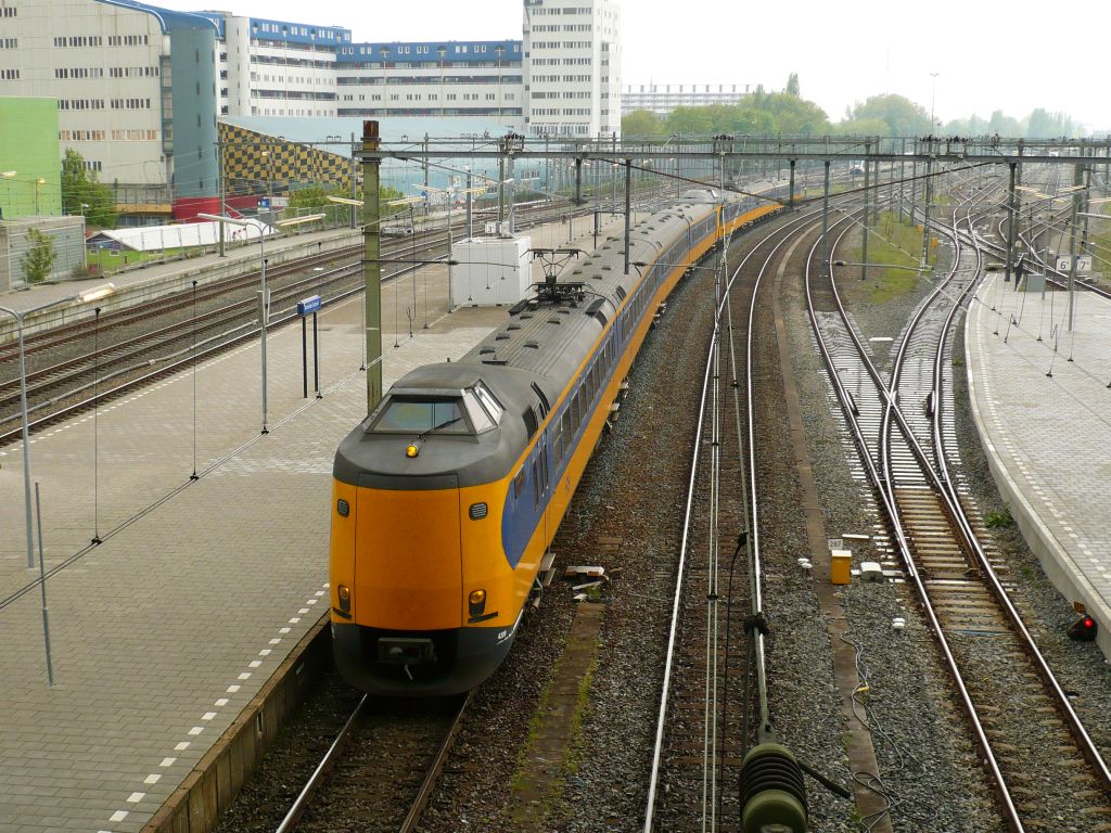 4209 und 40XX als Intercity nach Venlo. Gleis 4 Rotterdam Centraal Station 09-05-2012.