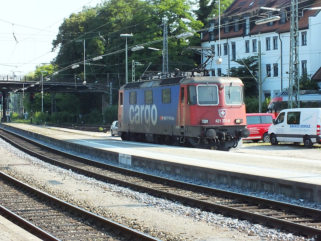 421 371 hat am 23.7.13 die Aufgabe, den EC196 von Lindau nach Zrich zu bringen. Hier setzt sie sich gerade am das Zugende.