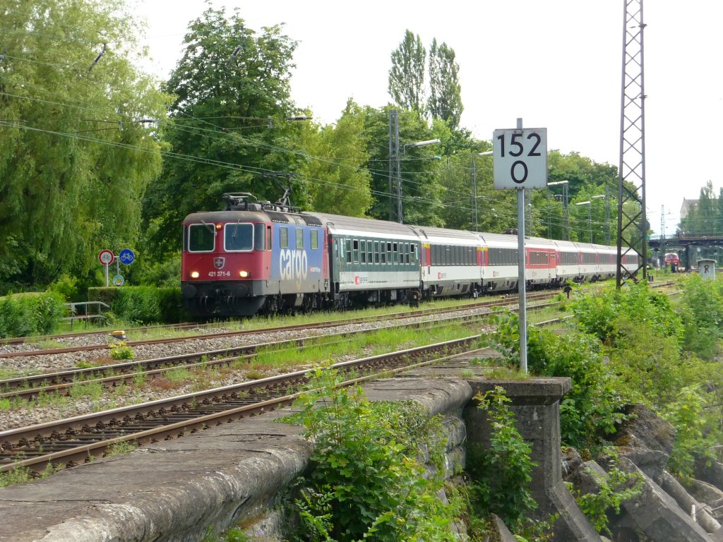 421 371 verlsst mit einem EuroCity nach Zrich HB den Bahnhof Lindau.